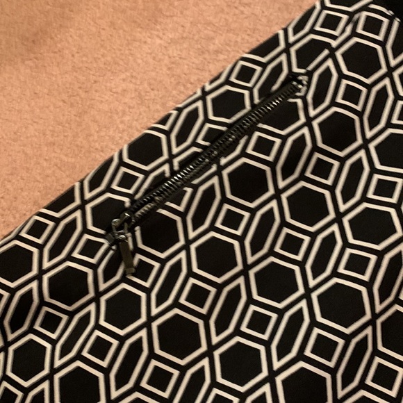 Beautiful Micheal Studio Skirt with POCKETS - Picture 3 of 4